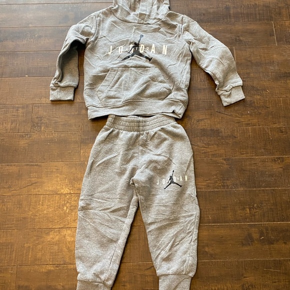 Gray Jordan Kids Hoodie and Sweatpants Set - Picture 3 of 7